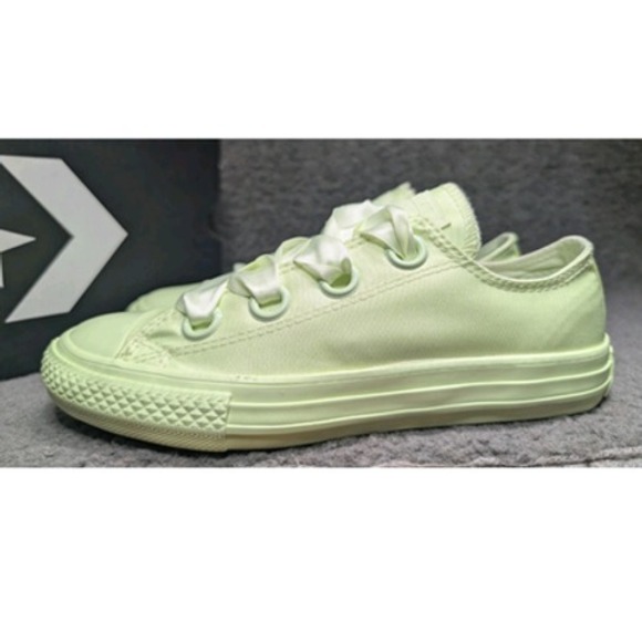 Converse Chuck Taylor All Star Shoes Youth Size 2 Low Top Barely Volt 661876C - Picture 11 of 11